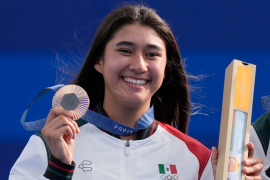 Ángela, originaria de Coahuila, recibió el cálido apoyo de sus padres desde las gradas, quienes se mostraron orgullosos del logro histórico de su hija.