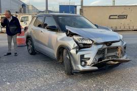 El conductor del Toyota Razer impactó la parte trasera de la camioneta Ford tras el cierre de paso.