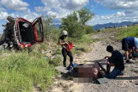 Bomberos y paramédicos trabajaron de manera coordinada para controlar el incendio y auxiliar a los lesionados tras el aparatoso accidente ocurrido en la carretera Monclova-Saltillo.