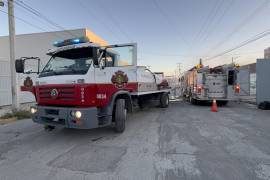 Bomberos acudieron a una empresa de productos de plástico tras reportarse un incendio en sus instalaciones.