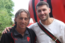 Modric llega al Milan tras 12 años en el Real Madrid y múltiples títulos.