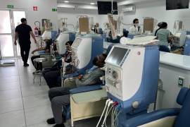 Personal del IMSS coordinó el traslado de pacientes de hemodiálisis a proveedores externos para garantizar la continuidad del tratamiento.