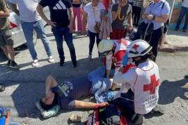 El impacto entre un Honda Civic y una motocicleta Italika provocó lesiones en ambos tripulantes de la unidad de dos ruedas.