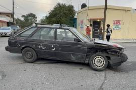 El Nissan tipo vagoneta presentó daños en la parte delantera derecha tras el impacto.
