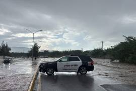 Elementos de Protección Civil mantienen monitoreo de vados y vialidades en Saltillo ante las lluvias de este sábado.