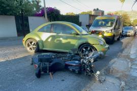 La motocicleta quedó dañada tras el impacto con el automóvil.