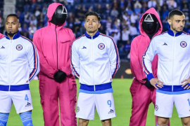 Cada jugador de Cruz Azul salió al campo acompañado por un personaje de “El Juego del Calamar” durante el protocolo oficial.