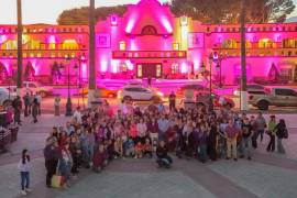 Autoridades municipales encendieron las luces en la Plaza Principal por el 8M.