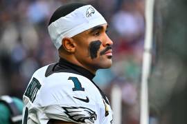 Jalen Hurts quedó fuera de actividad con los Eagles de Filadelfia tras sufrir complicaciones por coágulos sanguíneos que también afectaron sus pulmones.