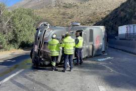 Las autoridades realizaron labores de limpieza en la carretera Arteaga-Matehuala tras la volcadura del tráiler para evitar nuevos accidentes.