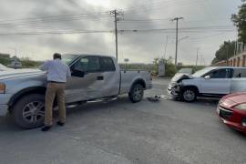Las camionetas Ford Lobo y Chevrolet Groove, involucradas en el accidente, permanecieron en la escena tras el impacto obstruyendo la vialidad.