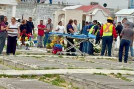 Paramédicos trasladaron a la mujer a un hospital para descartar lesiones.