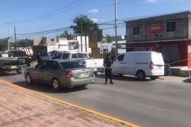 La zona fue acordonada por las autoridades mientras especialistas realizaban las diligencias correspondientes para recopilar evidencia y documentar las condiciones en que fue localizado el hombre.