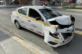 El conductor del taxi no respetó el alto cuando el semáforo estaba en luz intermitente.