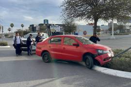 El Volkswagen Gol quedó incrustado en una jardinera dentro del estacionamiento de Plaza Patio.