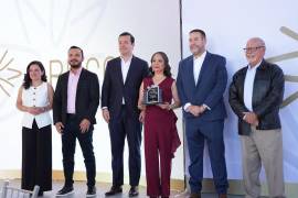 Sonia Evangelina Guzmán Butrón recibió un reconocimiento que destaca su trayectoria y el compromiso. FOTO: