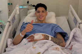 La cirugía se realizó en una clínica de Países Bajos, acompañado por su esposa Sofía Toache.