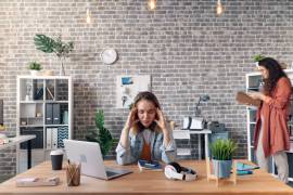Dos de cada tres profesionales admiten tener serias dificultades para encontrar el tiempo y la energía necesarios para realizar sus tareas habituales debido a la sobrecarga digital en el trabajo.