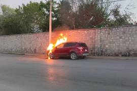 Madre salva a sus tres hijas de camioneta en llamas, en Monclova