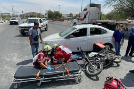 Paramédicos de la Cruz Roja acudieron al sitio del percance para brindar atención médica al conductor de la motocicleta, quien permanecía sobre la carpeta asfáltica tras el impacto.