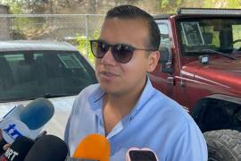 Propietario del lote JGM relató que el vehículo fue abierto con un dispositivo y sustraído en segundos tras una distracción del personal.