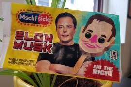 Fotografía del empaque de un helado con el rostro de Elon Musk, el fundador de Tesla y Space X, que se vende en la calle Broadway junto a la plaza de Columbus Circle, en Nueva York.
