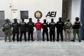 Fuerza Civil capturó en Juárez, Nuevo León, a un hombre con orden de aprehensión por homicidio; le aseguraron droga, arma y dinero.