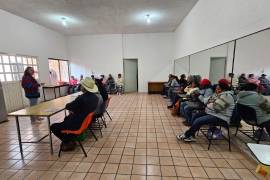 Personas adultas mayores participaron en la sesión inaugural del taller “Grupos de reflexión” en el Centro Polivalente “Francisco Villa” de la UAdeC.