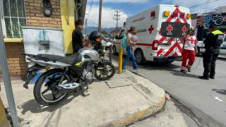 De acuerdo con los primeros reportes, el accidente ocurrió cuando el camión intentaba incorporarse a otra vialidad y la motocicleta circulaba sobre el acotamiento, donde presuntamente realizaba una maniobra de rebase.