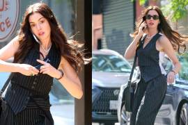 En las imágenes Hathaway se muestra en su personaje que en 2006 conquistó a la cultura pop.