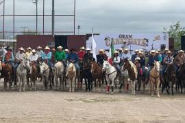 500 jinetes recorrieron más de 20 kilómetros, como parte de los festejos de aniversario de Frontera, Coahuila.