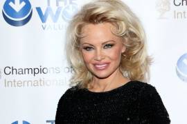 Pamela Anderson se desnuda en la pantalla grande