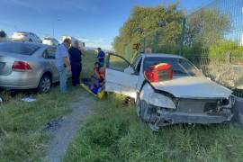 El vehículo Chevrolet Optra y el Volkswagen Vento salieron de la carretera después de un cambio de carril que resultó en lesiones graves para las dos ocupantes del Optra.