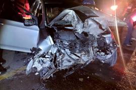 El conductor de un Honda City quedó prensado entre los fierros de la unidad y tuvo que ser liberado por socorristas antes de ser trasladado en código rojo al Hospital Universitario de Saltillo.