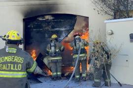 El fuego logró consumir la totalidad del vehículo, sin dañar otras partes del domicilio.