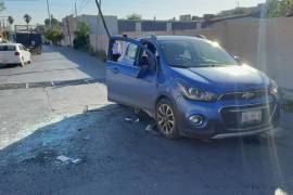 Testigos y automovilistas ayudaron a enderezar el Chevrolet Spark volcado después de haber derribado un poste en la calle Miguel Hidalgo.