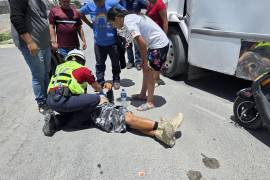 Motociclista se impacta contra transporte público, en Ramos Arizpe