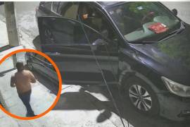 El individuo, descrito como de complexión delgada, fue visto con una maleta negra de mano mientras sustraía pertenencias del vehículo.