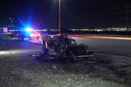 El conductor logró alejarse de la Ford F-150 antes de que el fuego avanzara por el vehículo.
