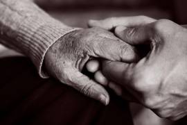 Especialistas de la Facultad de Enfermería proponen reformas para incluir a familiares cuidadores de personas con Alzheimer como beneficiarios en la Ley de Asistencia Social.