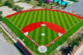 Ya fue colocado el pasto sintético en la cancha de beisbol infantil.