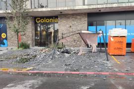 La barda se desplomó desde el quinto piso hasta la calle y cayó encima del toldo en donde estaba la mujer/FOTO: CORTESÍA