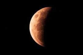 Un eclipse lunar es un evento astronómico que ocurre cuando la Tierra se interpone entre el Sol y la Luna