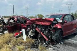 Paramédicos de Cruz Roja atendieron a los lesionados y confirmaron la muerte de tres personas.