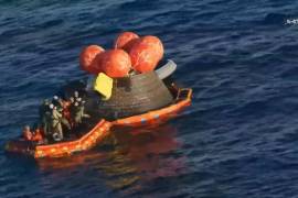 Captura de imagen de una transmisión de la NASA de tripulantes de Artemis II saliendo de la capsula Orión, luego de amerizar este viernes, en el Pacífico frente a la costa de California.
