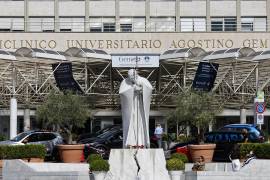 El Vaticano confirmó que la operación del pontífice fue un éxito y sin complicaciones. Mientras evoluciona en el hospital Gemelli de Roma, se leyó su mensaje sobre el futuro de las familias en la Plaza de San Pedro.