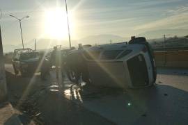 Elementos de Policía y Tránsito acordonaron el área luego del accidente registrado frente a Cañadas del Mirador.