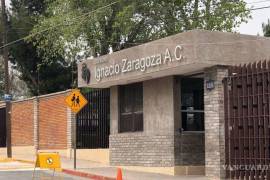 Padres y madres se manifestaron a las afueras del Colegio Ignacio Zaragoza, exigiendo medidas para combatir el calor dentro de las instalaciones.