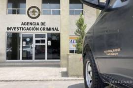 Elementos de la Agencia de Investigación Criminal aseguraron las dosis de cristal encontradas en la revisión.