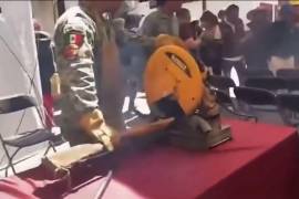 Dos civiles resultaron lesionados cuando una escopeta detonó durante su destrucción en una jornada de desarme de la Sedena en Tzintzuntzan, Michoacán.
